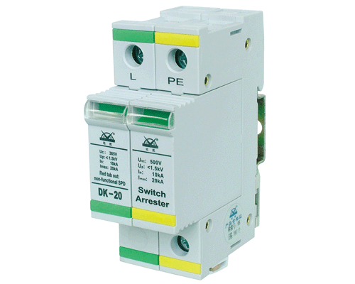 介紹: 本產(chǎn)品適用防雷區(qū)域：LPZO區(qū)與LPZ1區(qū)交界處（B級(jí)/Ⅳ類(lèi)）電源線路的 雷電浪涌防護(hù)。 (1)適用于雷電防護(hù)等級(jí)為A級(jí)的電子信息系統(tǒng)電源第一級(jí)雷電浪涌防護(hù)； (2)模塊化設(shè)計(jì)，密封性好，安裝接線方便； (3)采用了“3+1”電路結(jié)構(gòu)，適用于TT系統(tǒng)； (4)采用溫控?cái)嗦芳夹g(shù)，內(nèi)置過(guò)流保護(hù)電路，徹底避免火險(xiǎn)； (5)具有工作指示、遙信接口及劣化告警指示功能，綠色（正常），紅色（失效）； (6)具有防塵、防腐、防爆、阻燃等功能； (7)高能量SPD、通流量大、漏流小，特別適用于惡劣的雷電環(huán)境。   產(chǎn)品的安裝與應(yīng)用：  （1）保護(hù)器應(yīng)用于主配電系統(tǒng)電源第一級(jí)雷電防護(hù)，并聯(lián)安裝在建筑物總配電柜或配電箱的電源進(jìn)線端，可采用凱文連接方式； （2）適用于3+1/1+1接線模式下配電箱及重要設(shè)備配電箱； （3）適用于交流配電設(shè)備的防雷保護(hù)，如：通信、電視廣播、計(jì)算機(jī)房、自動(dòng)控制、機(jī)電設(shè)備及所有配電設(shè)備的雷電浪涌保護(hù)； （4）適于室內(nèi)運(yùn)行，如安裝在室外時(shí)，必須加裝防水外殼； （5）所有接線必須牢固及可靠電氣聯(lián)接； （6）防雷接地應(yīng)符合防雷規(guī)范要求，接地線盡可能粗短且接地電阻應(yīng)小于10Ω。